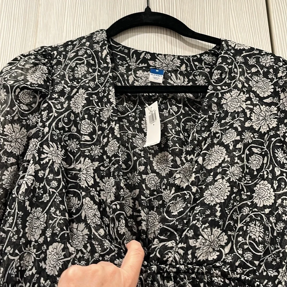 NEW Old Navy | Long-Sleeved V-Neck Smocked Floral Print Blouse | Black‎ | Medium